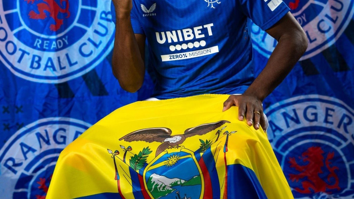 José Cifuentes posa con la indumentaria del Rangers y con la bandera de Ecuador (Twitter: Rangers)