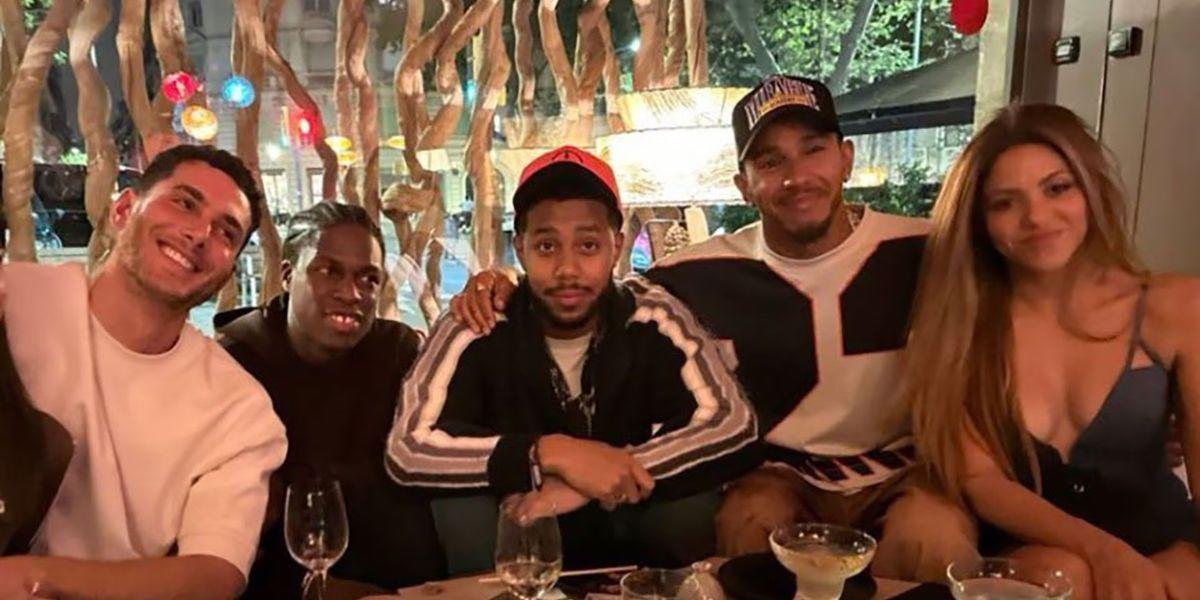 Shakira junto a Lewis Hamilton, piloto de la Fórmula 1, con quién estaría iniciando una relación, según lo difundido por medios españoles, en una imagen de archivo. (TWITTER)