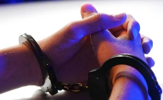 Imagen referencial de las manos de un hombre con esposas, proporcionada por la Fiscalía.