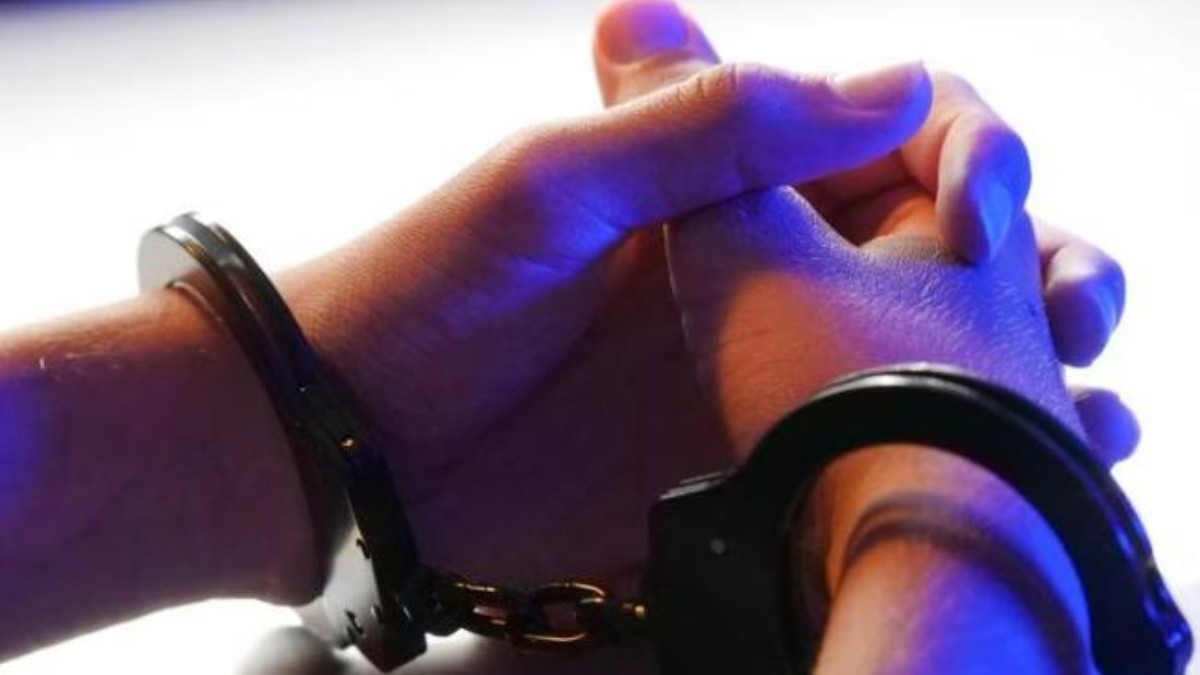 Imagen referencial de las manos de un hombre con esposas, proporcionada por la Fiscalía.