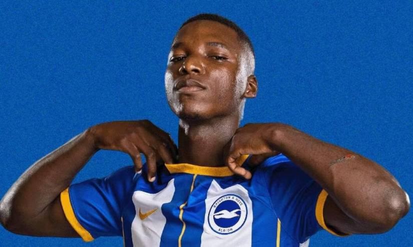 El jugador Moisés Caicedo posa con la camiseta del Brighton (Foto. Moisés Caicedo)