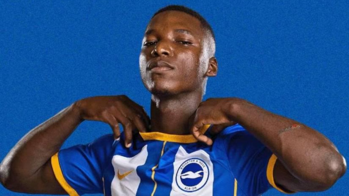 El jugador Moisés Caicedo posa con la camiseta del Brighton (Foto. Moisés Caicedo)
