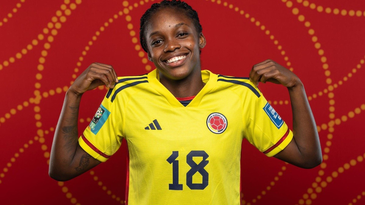 Linda Caicedo posa con la camiseta de la selección femenina de Colombia (Foto: Internet)