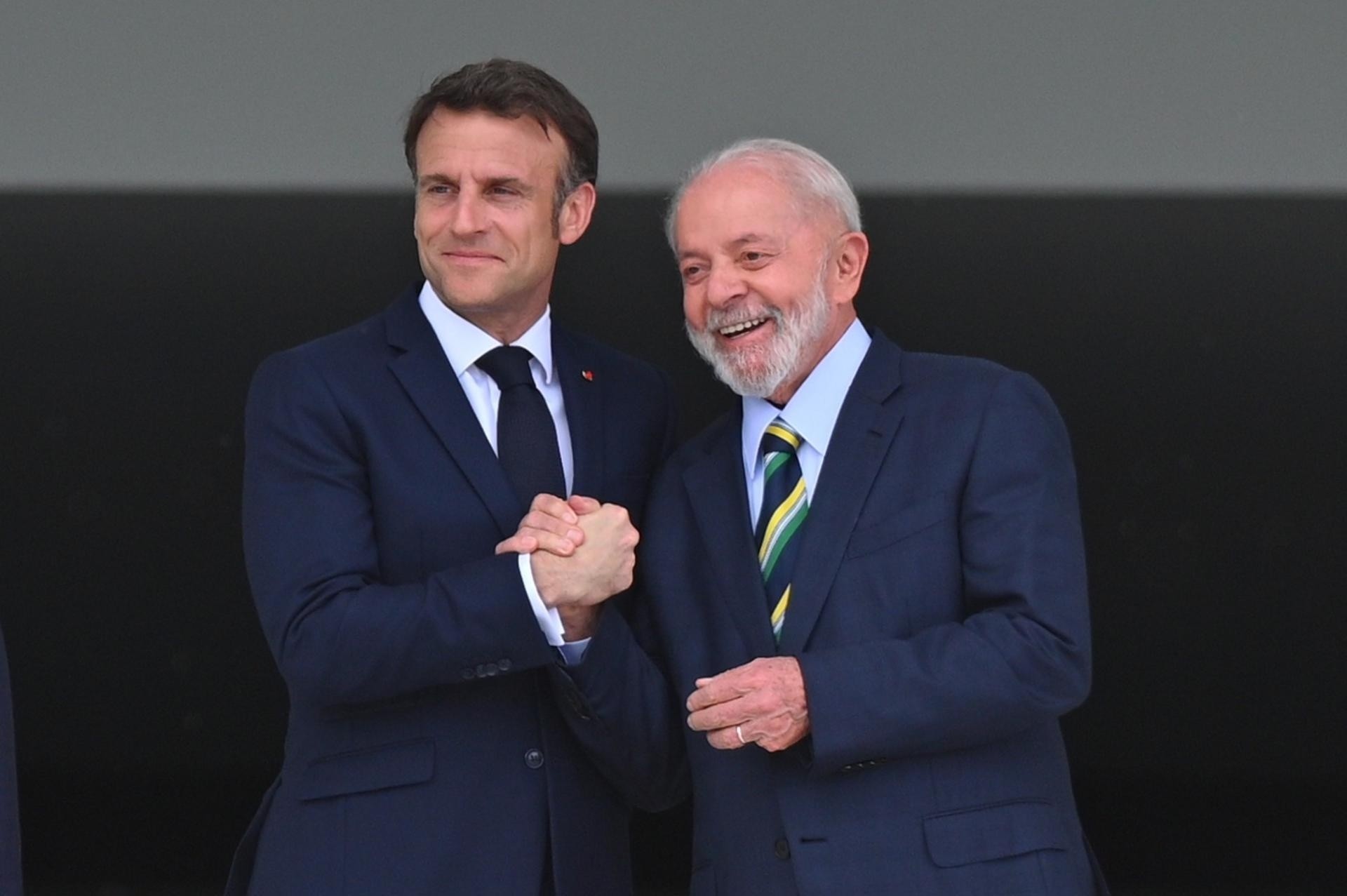 El presidente de Francia, Emmanuel Macron, posa con el presidente de Brasil, Luiz Inácio Lula da Silva, este jueves en el Palacio del Planalto, en Brasilia (Brasil). (Andre Borges / EFE)
