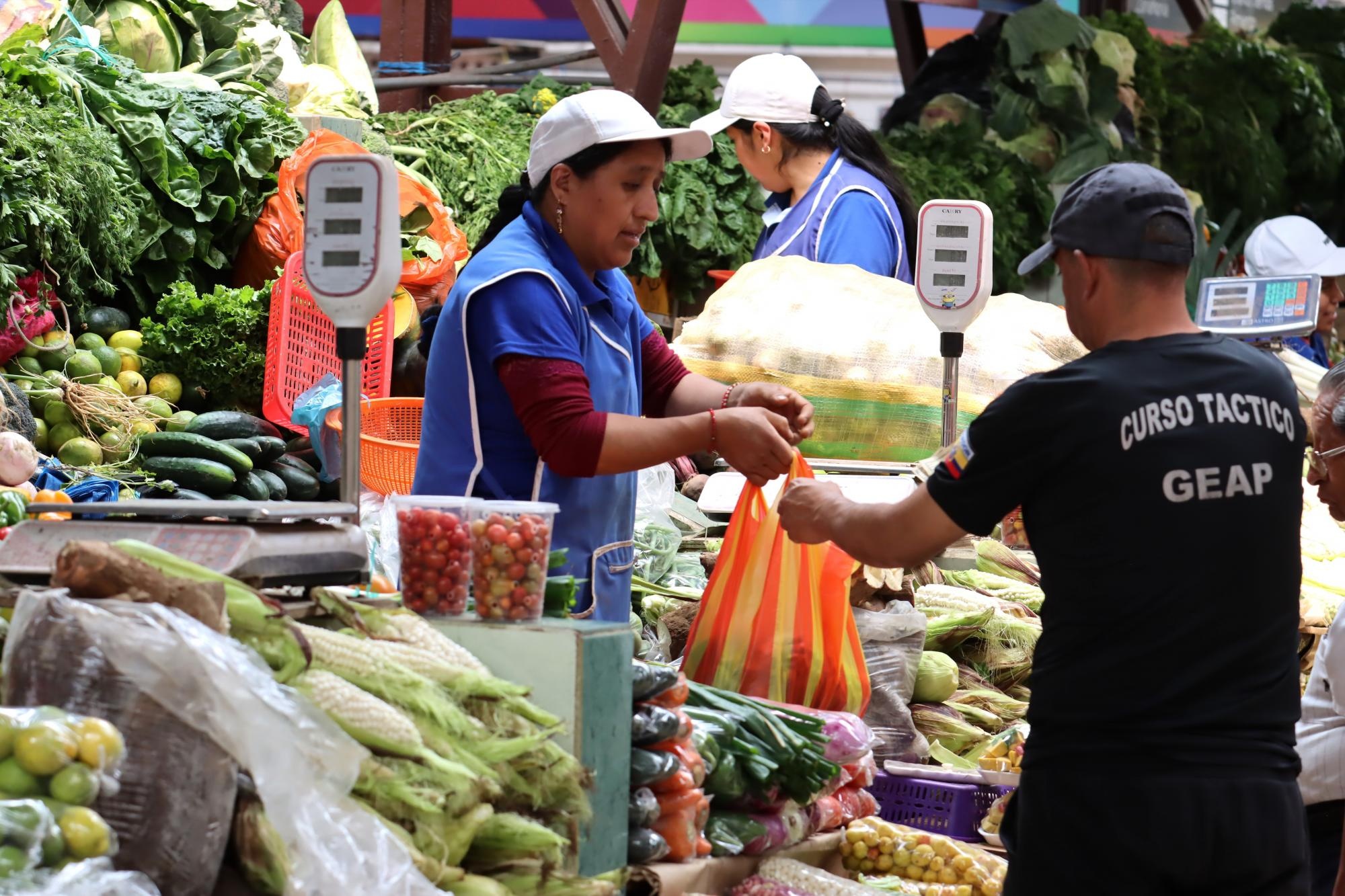Imagen de archivo en un mercado de Cuenca. (API)