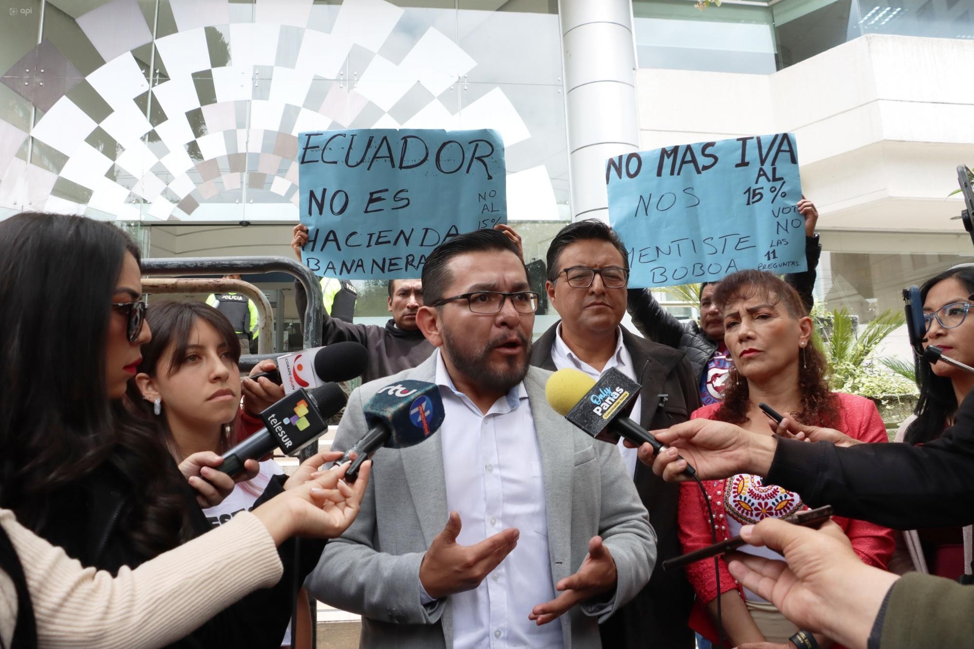 Blasco Luna luego de presentar su demanda en la Corte Constitucional. (API)