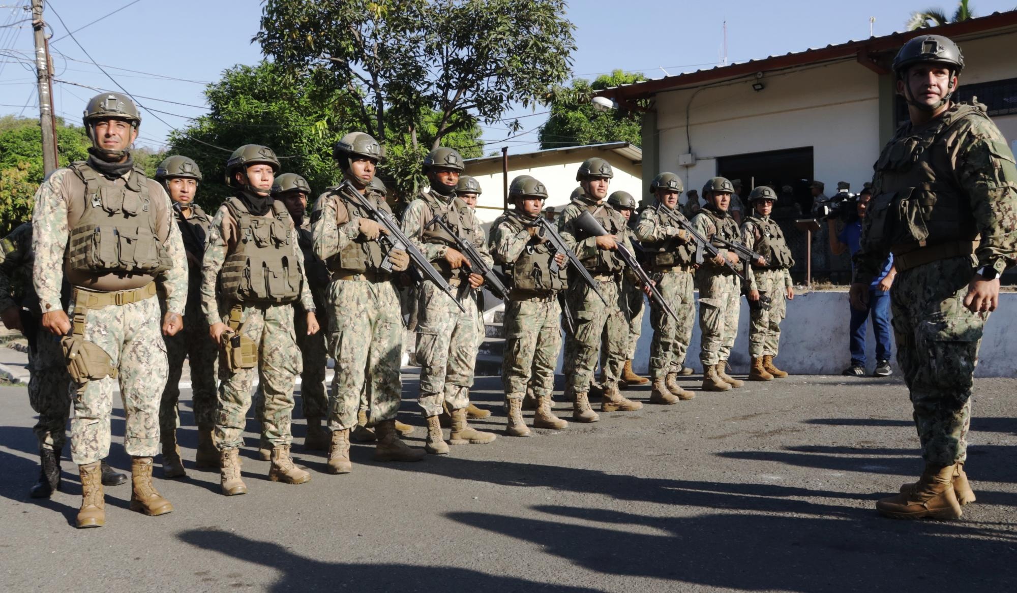 Militares en formación para operativos de seguridad (API)