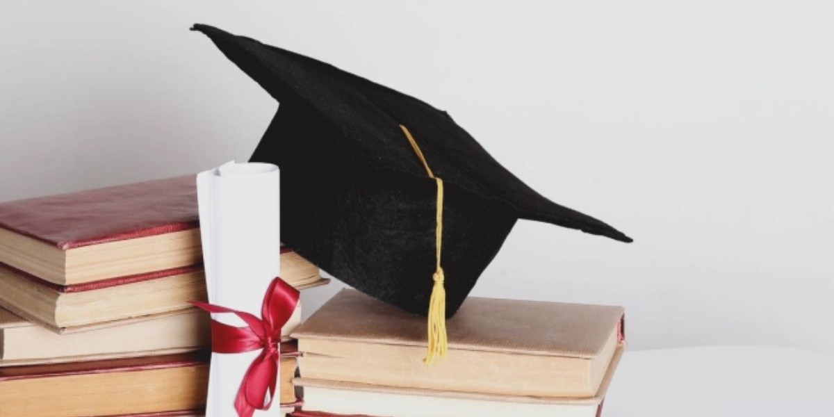 Imagen referencial. Birrete y título. (RRSS)