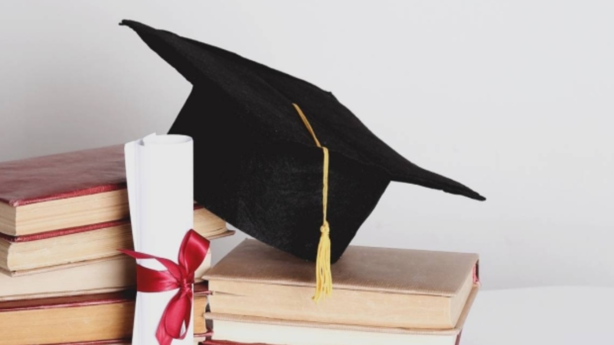 Imagen referencial. Birrete y título. (RRSS)