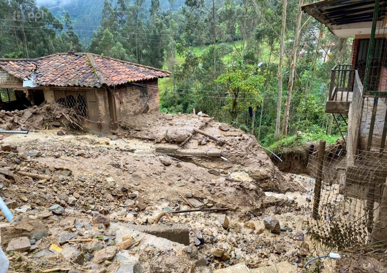 Cuenca 28 de marzo del 2022. Bomberos Cuenca y otras instituciones realizan labores de limpieza. (Boris Romoleroux / API)