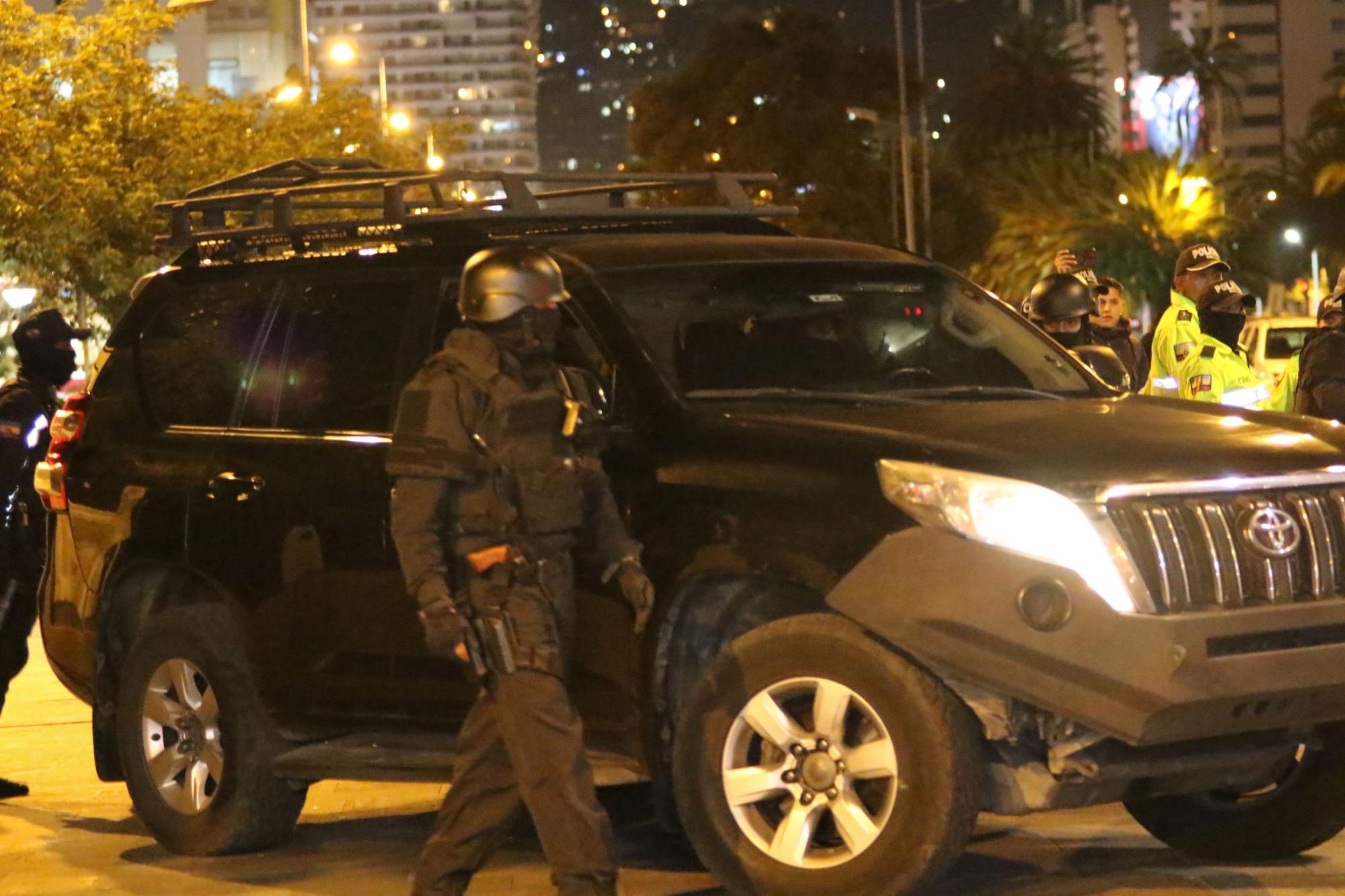 Ingreso de grupos especiales de la Policí­a a la Embajada de México en Quito. (API)