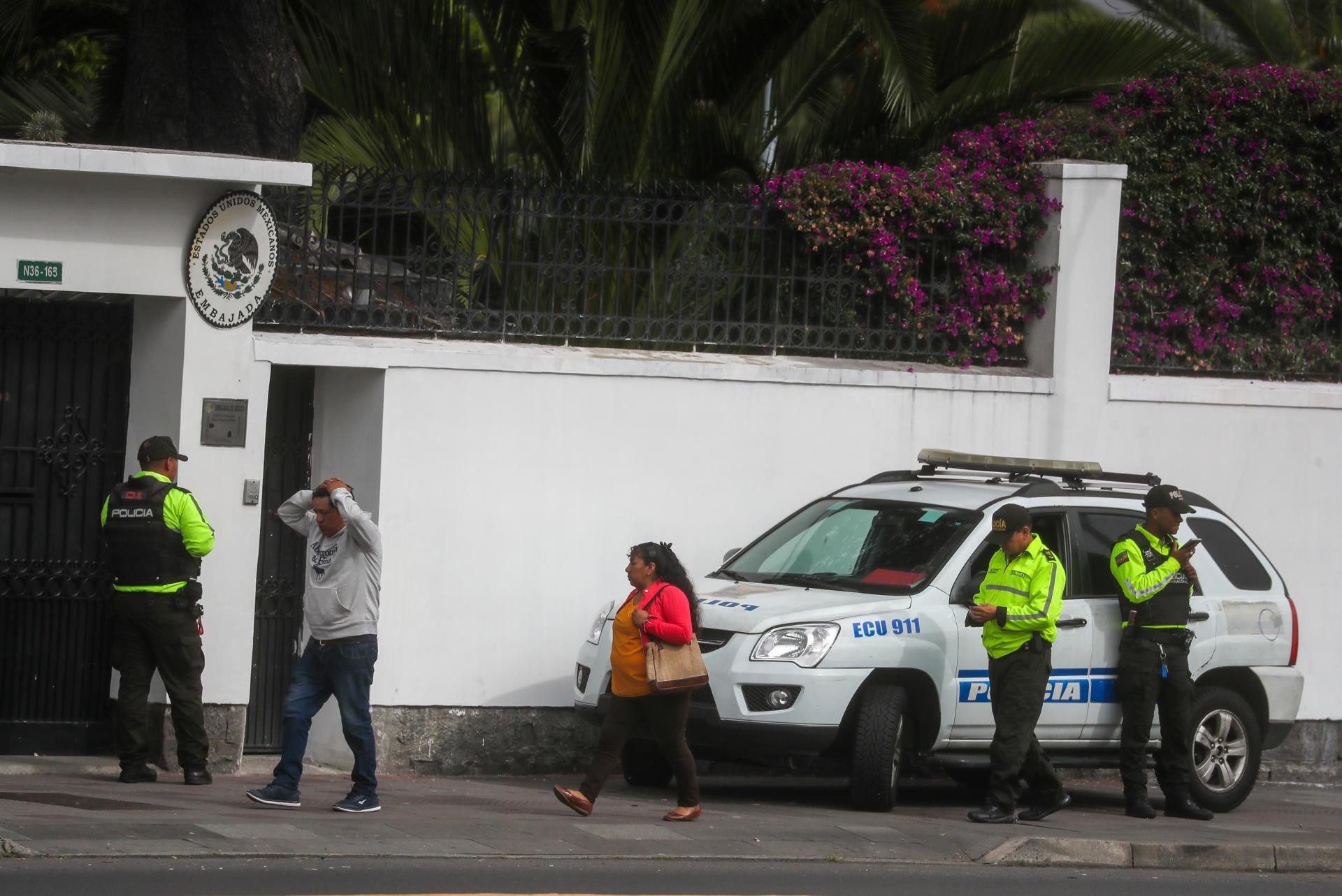 Fotografía de la entrada a la Embajada de México en Quito con resguardo policial. (EFE)