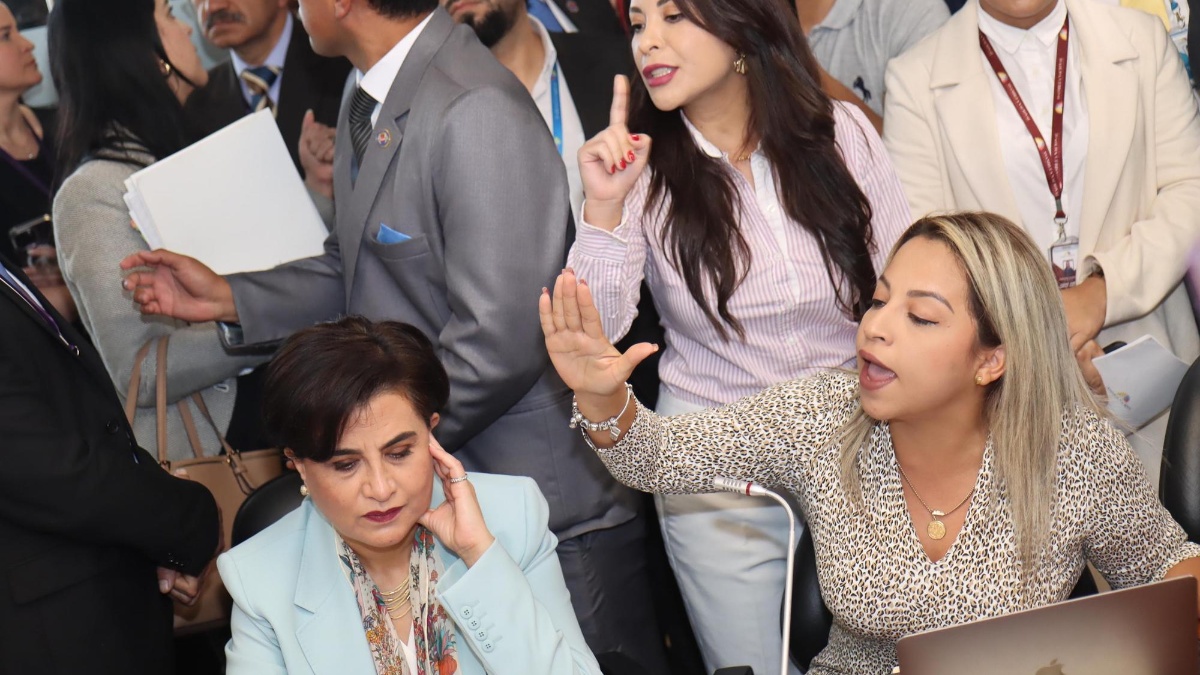 La canciller Gabriela Sommerfeld y las asambleístas Pamela Aguirre y Raisa Corral. (API)
