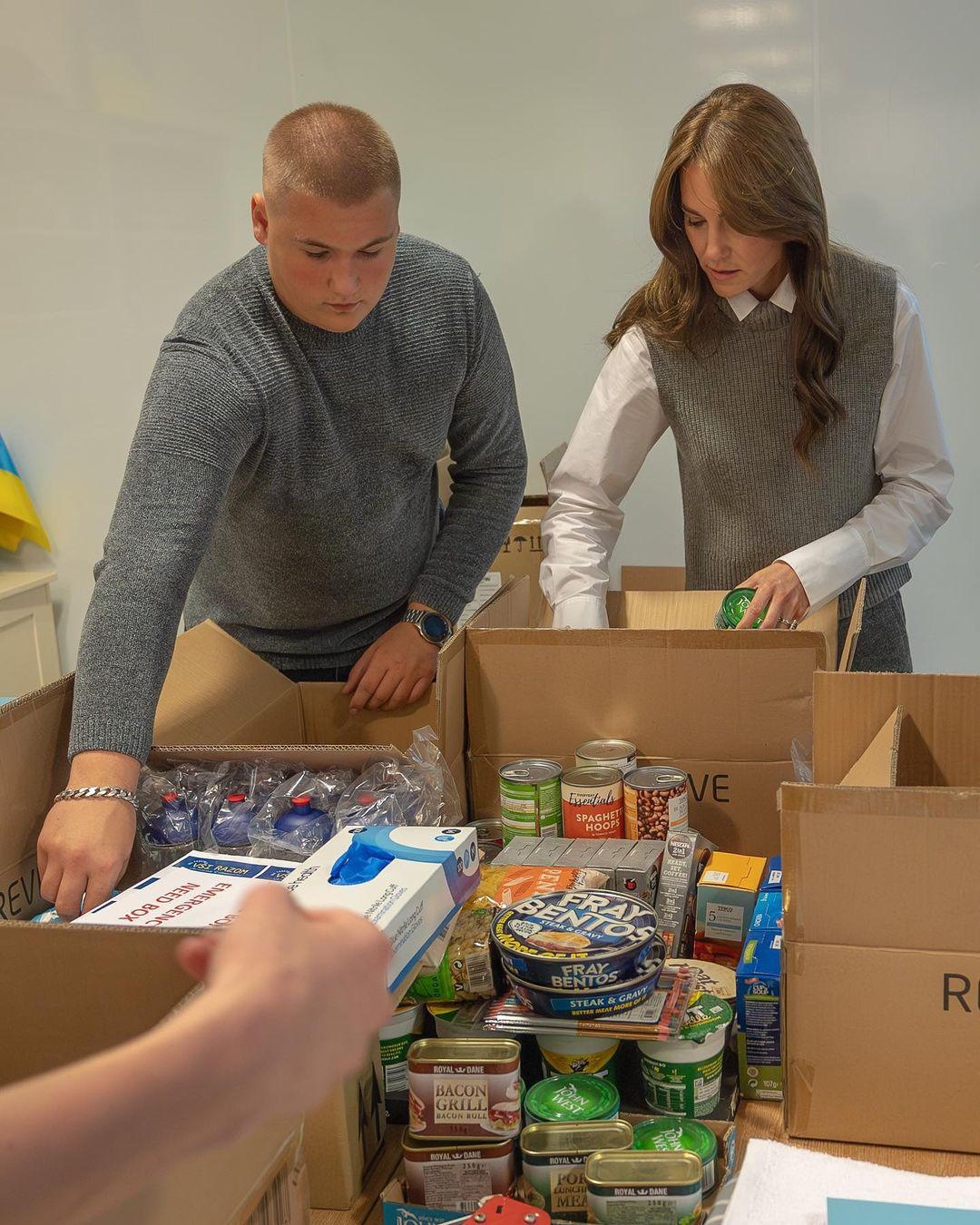 Kate Middleton empacando alimentos para ayudar a Ucrania (Cuenta oficial de Instagram de @princeandprincessofwales)