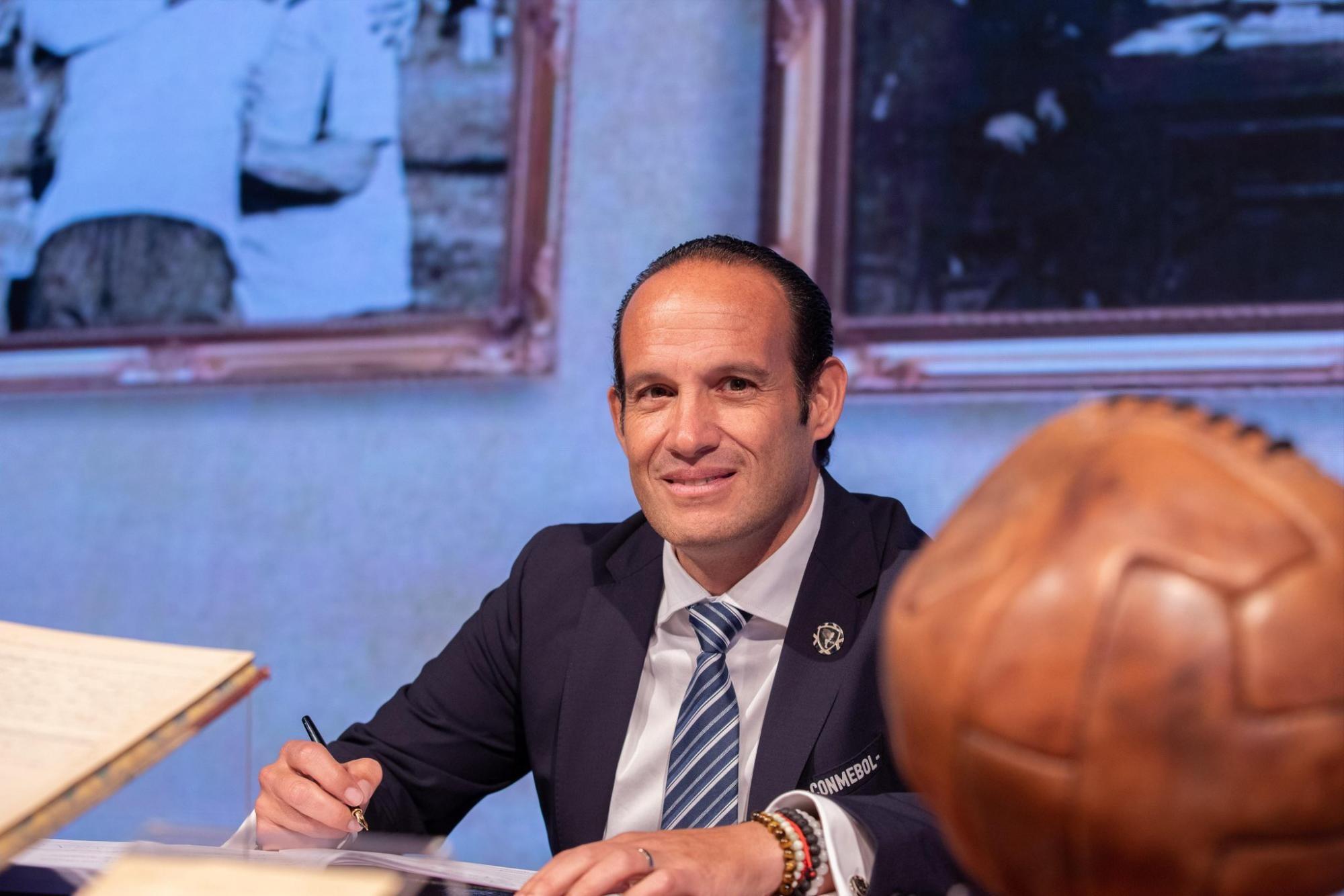 Francisco Egas firma el acta del Mundial 2030 (Foto: Federación Ecuatoriana de Fútbol)