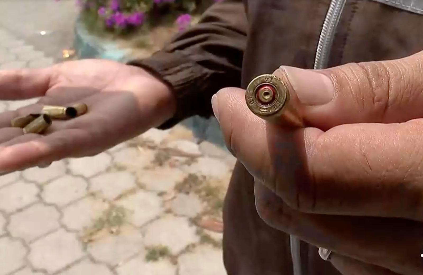 En la patrulla quedaron 20 orificios producto del enfrentamiento. (Captura de pantalla)