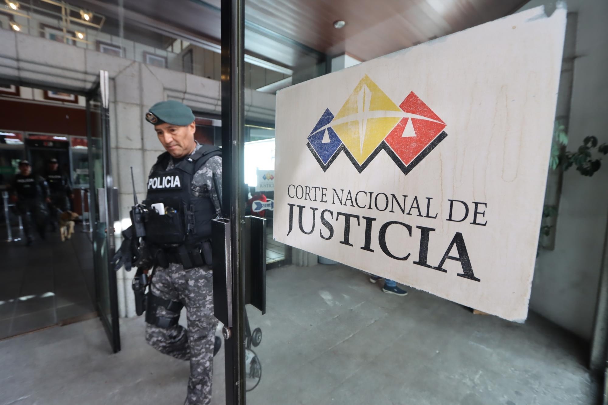 Foto de un policía resguardando la puerta de la Corte Nacional de Justicia. (Hamilton López/API)