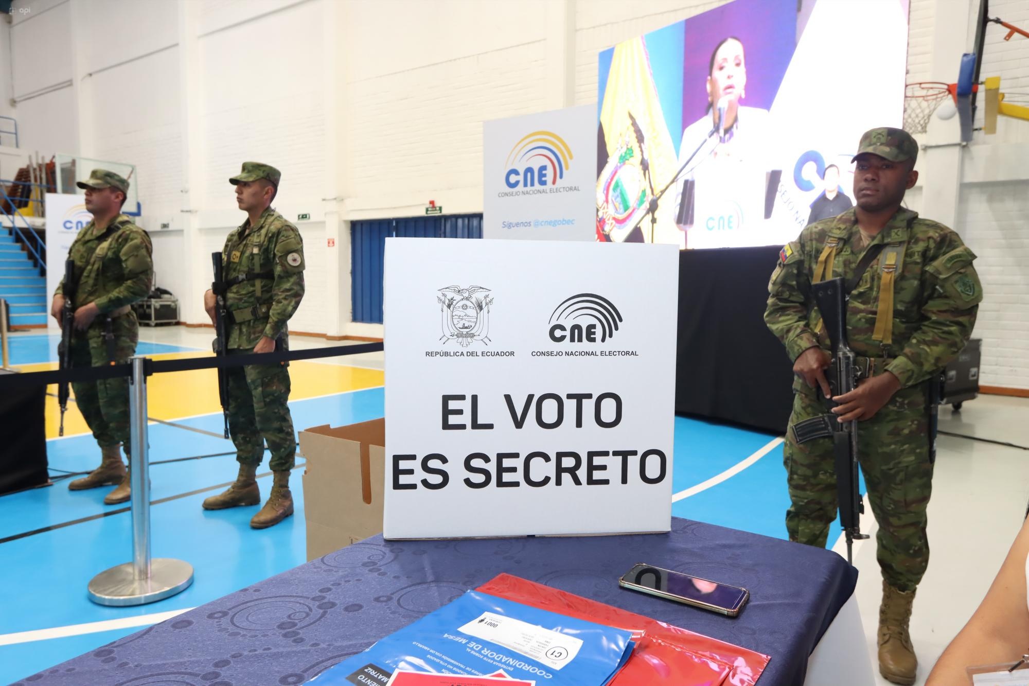 Un simulacro de votaciones de la consulta popular en la Universidad Salesiana de Quito (API)