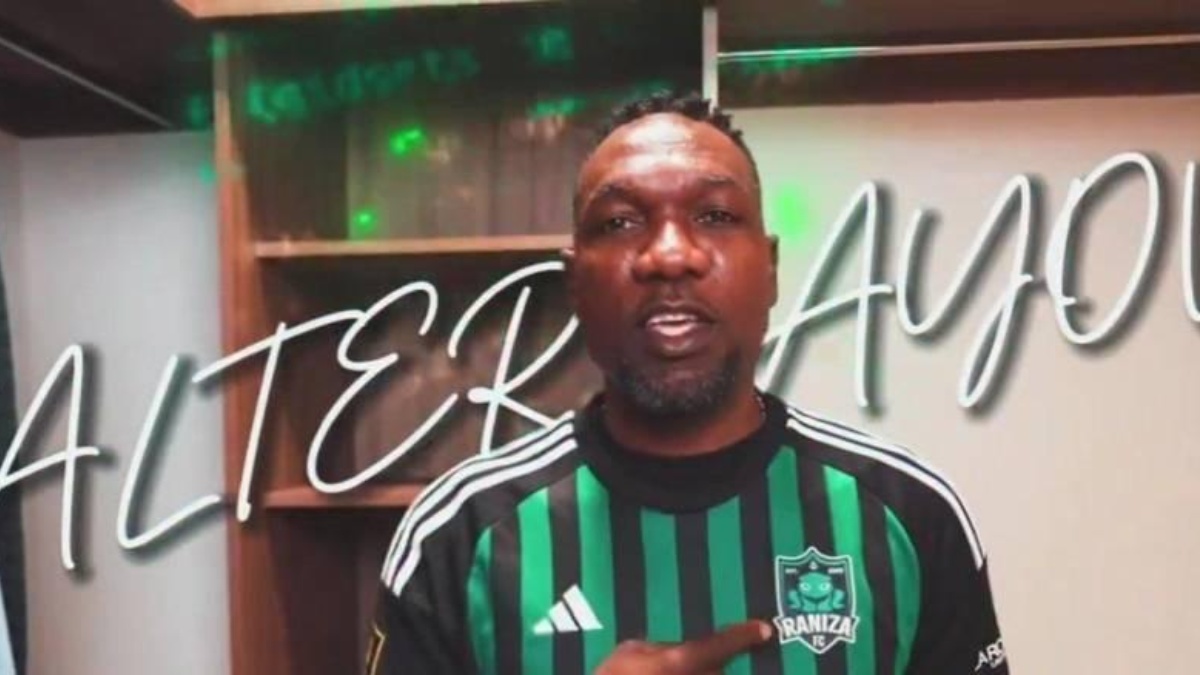 Walter Ayoví en su presentación como jugador de La Raniza FC. (REDES)