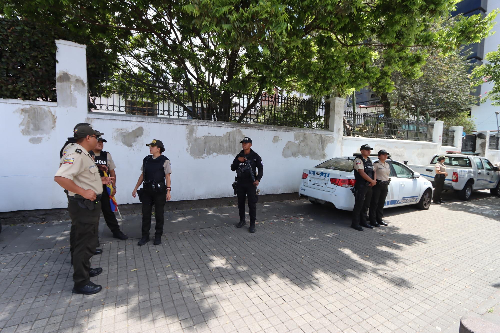Un grupo de policías custodia los exteriores de la Embajada de México en Quito. (API)