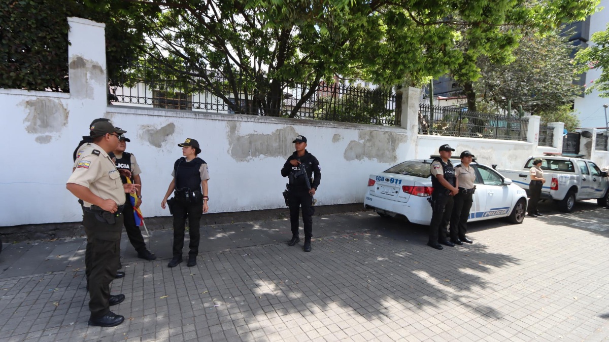 Un grupo de policías custodia los exteriores de la Embajada de México en Quito. (API)