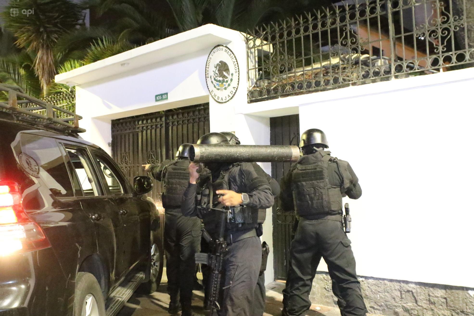 Imagen del viernes 5 de abril del 2024, durante el ingreso de grupos especiales de la Policí­a a la Embajada de México, para la captura del exvicepresidente Jorge Glas. (API)