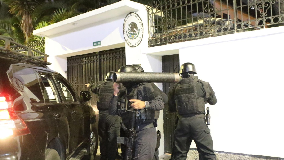 Imagen del viernes 5 de abril del 2024, durante el ingreso de grupos especiales de la Policía a la Embajada de México, para la captura del exvicepresidente Jorge Glas. (API)
