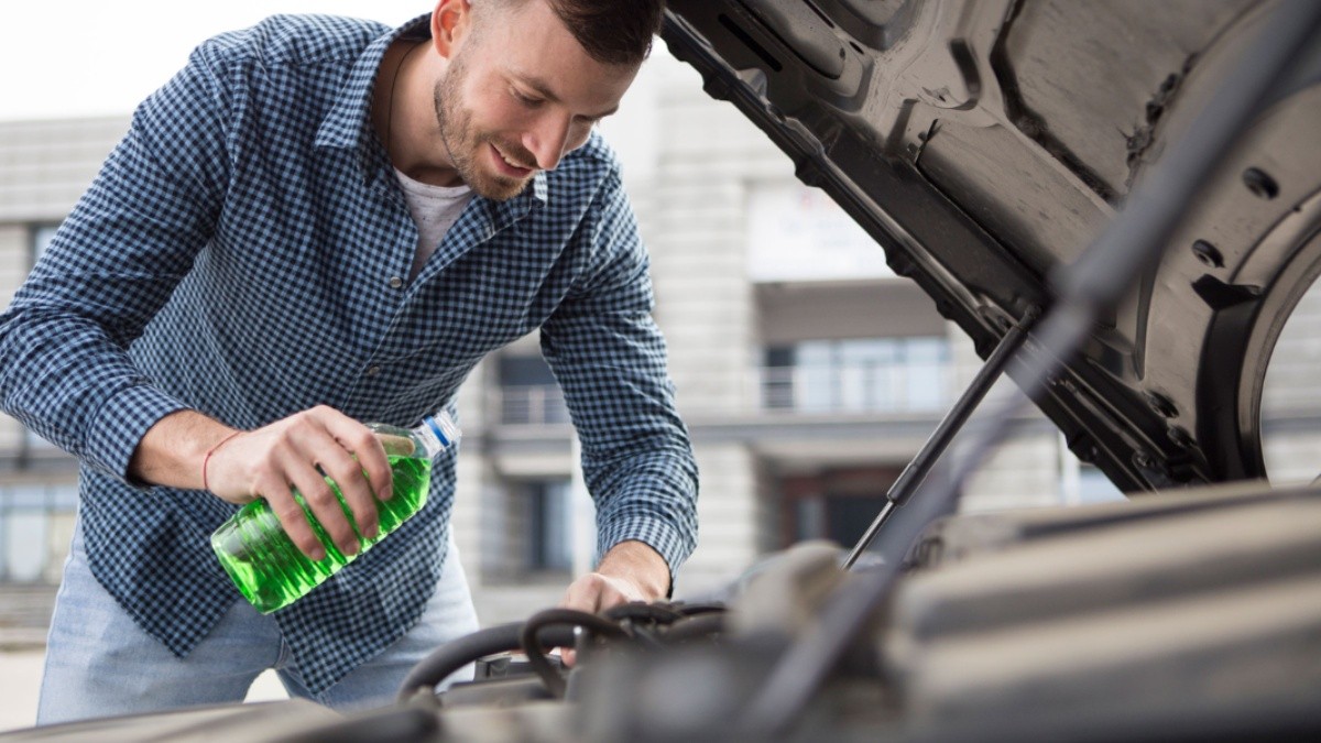 Imagen referencial. Hombre cambiando el líquido refrigerante. (RRSS)