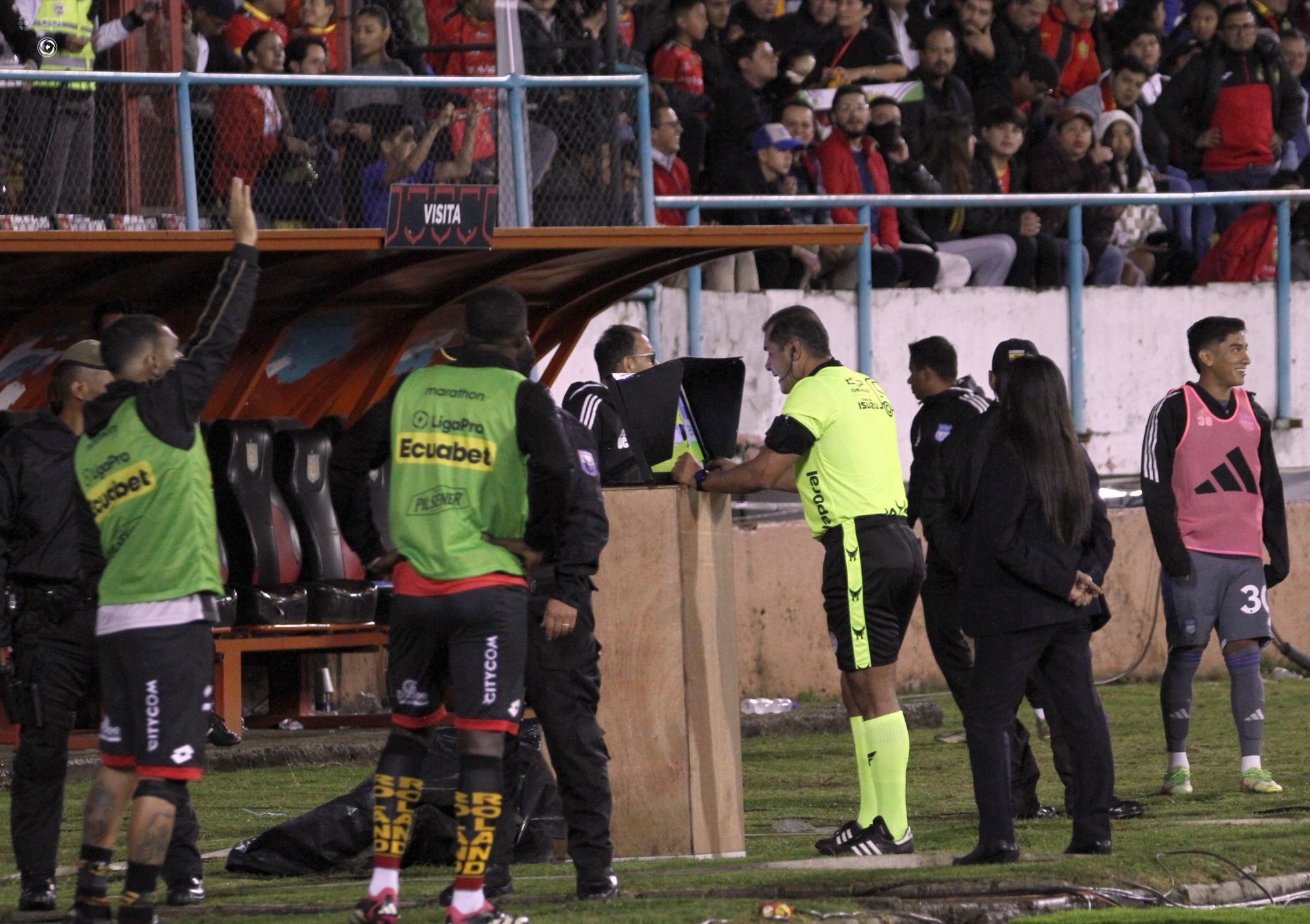 El presidente de la FEF, Francisco Egas, afirmó que los audios del VAR no pueden ser públicos. (API)