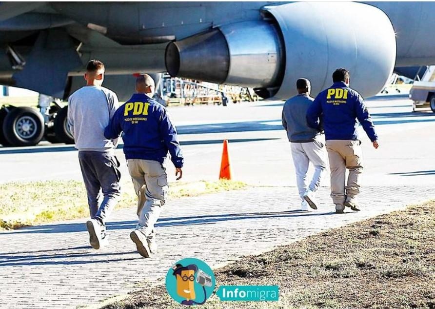 Imagen referencial de un vuelo charter para la expulsión de migrantes desde Chile. (Internet)