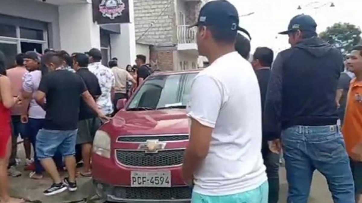 Foto de los exteriores de la cevichería donde fue asesinado el director de la cárcel, la tarde de este domingo 21 de abril. (Redes sociales)