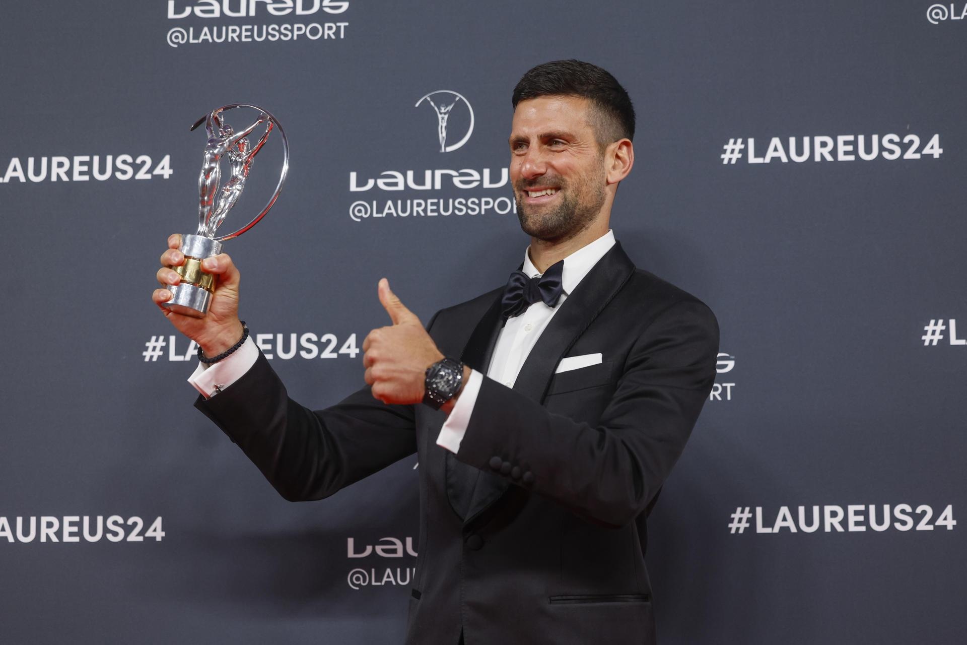 El tenista serbio Novak Djokovic posa con el premio a mejor deportista masculino del año durante la gala de entrega de los Premios Laureus 2024, este lunes en el Palacio Cibeles de Madrid. (EFE)