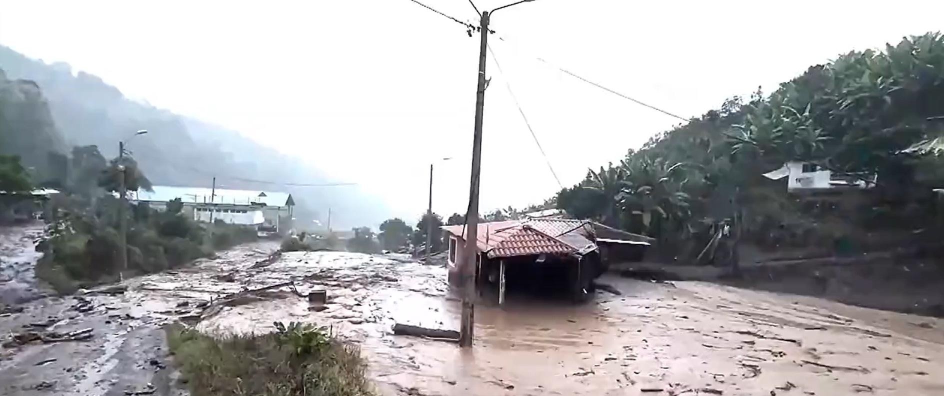 Una de las zonas afectadas por las fuertes lluvias. (Captura de pantalla / Ecuavisa)