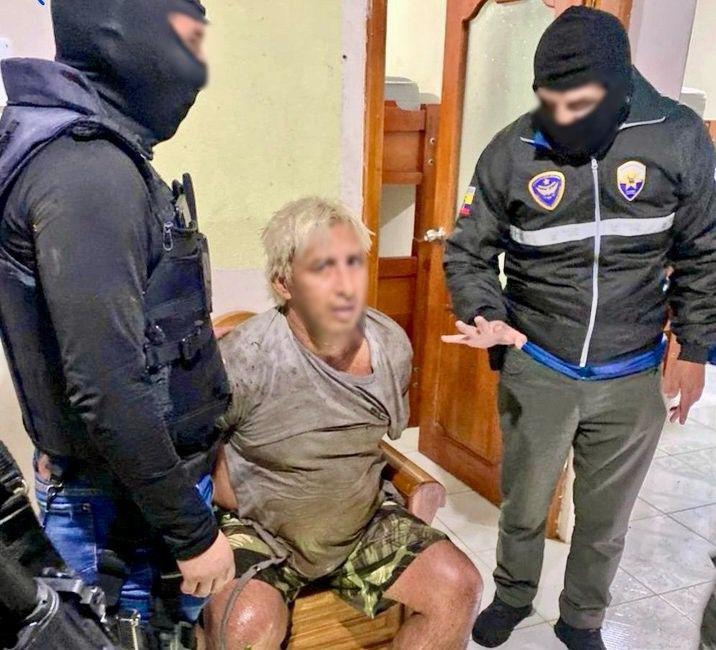 Foto de Fabricio Colón Pico cuando fue capturado por la Policía Nacional en Puerto Quito, Pichincha, la mañana de este lunes 22 de abril. (Fiscalía General del Estado)