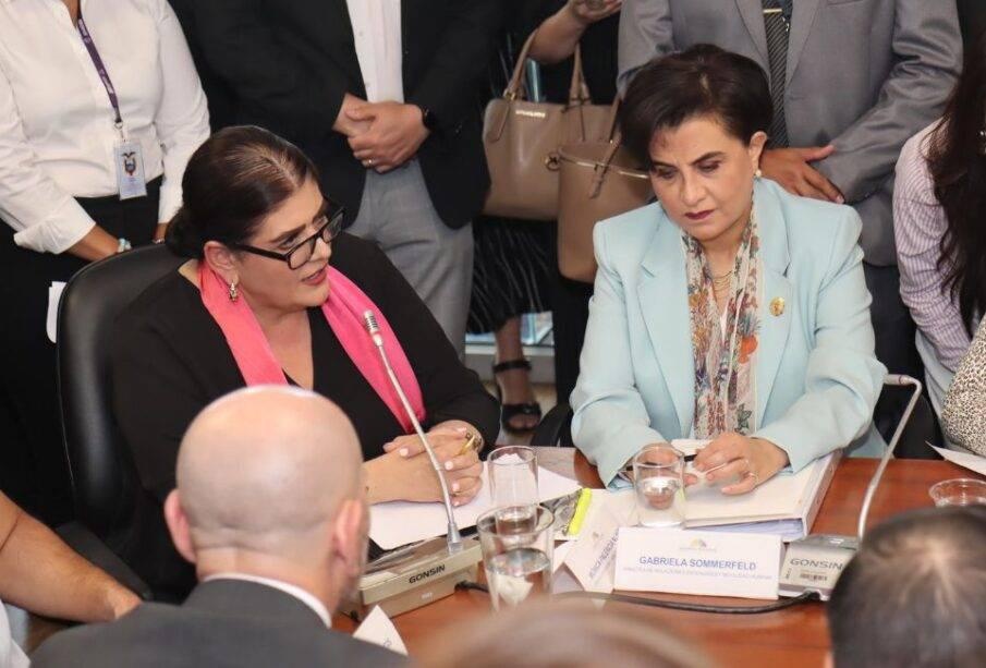 La ministra del Interior, Mónica Palencia y la canciller Gabriela Sommerfeld en la Comisión de Fiscalización. (Foto: Asamblea Nacional)