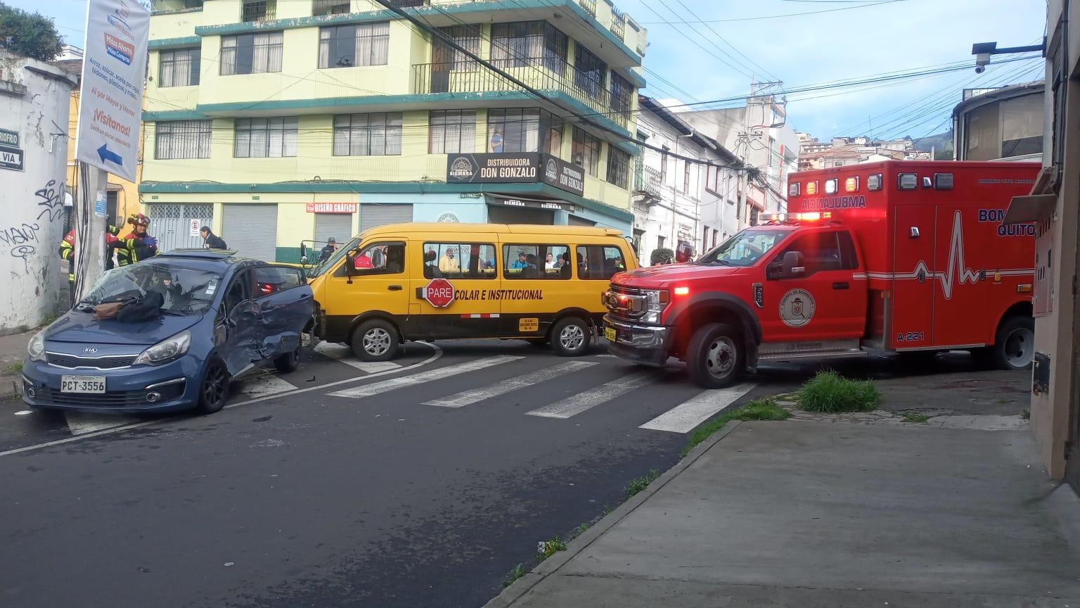 Imagen delos carros chocados en la calle Venezuela y José Riofrío, centro de Quito. (Cortesía del Cuerpo de Bomberos de Quito)