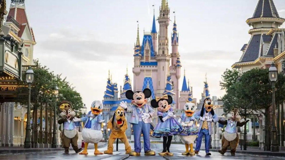 Disney World con sus personajes estrella (Canva)