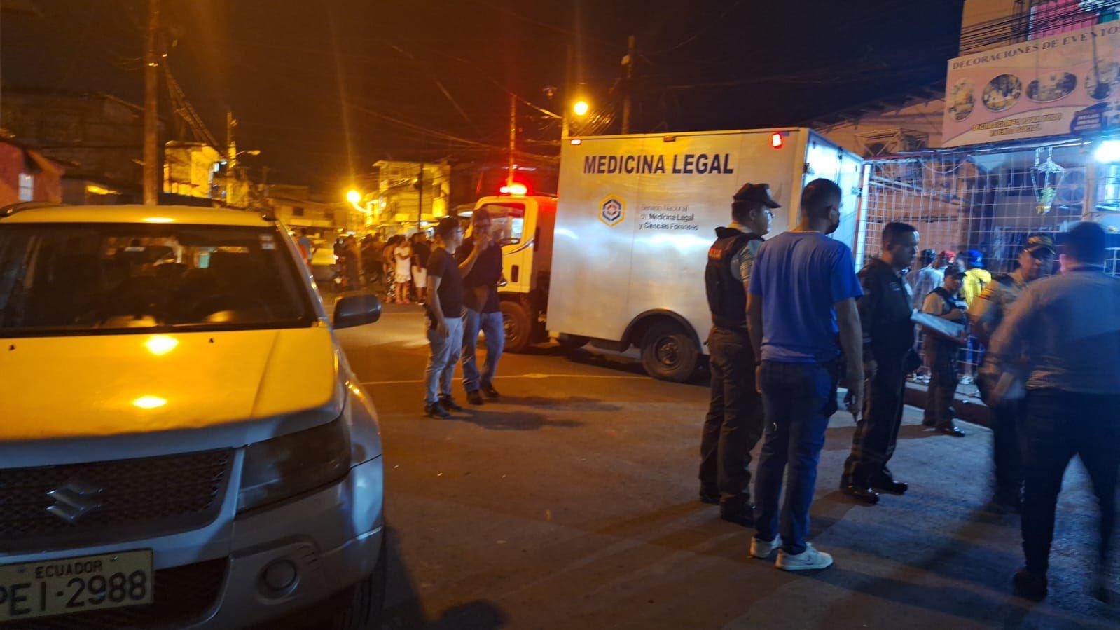 Un vehículo de Medicina Legal llegó para llevarse los cuerpos. (Gobernación de Guayas)