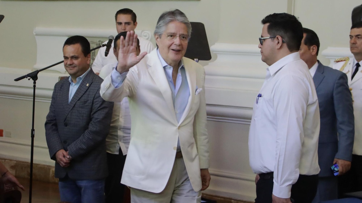 Imagen de archivo de agosto del 2023, cuando el expresidente Lasso firmó el Decreto Ley de creación del impuesto a las botellas plásticas no retornables. A la izquierda se ve al exministro de Inclusión Económica y Social, Esteban Bernal. (API)