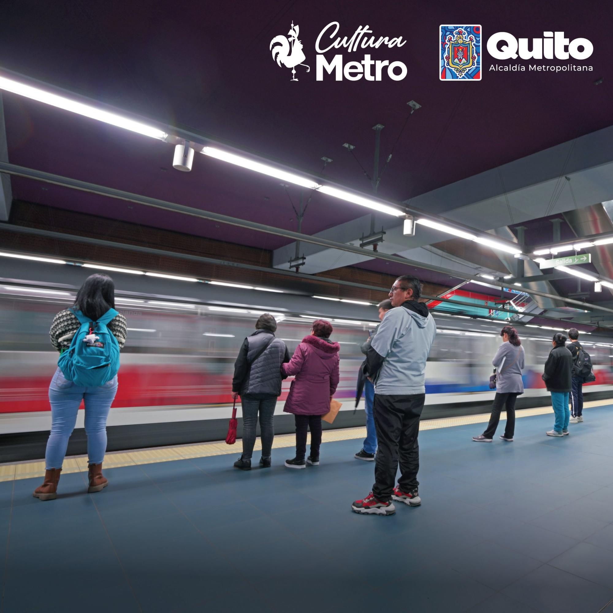 Imagen referencial de usuarios esperando para abordar el tren. (Metro de Quito)