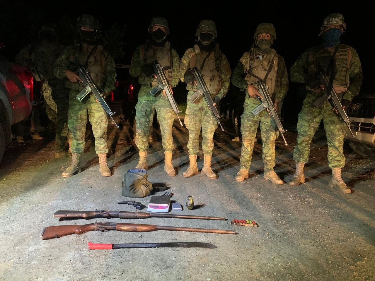Los uniformados hallaron tres armas de fuego, combustible y equipo minero. (Ejército Ecuatoriano)
