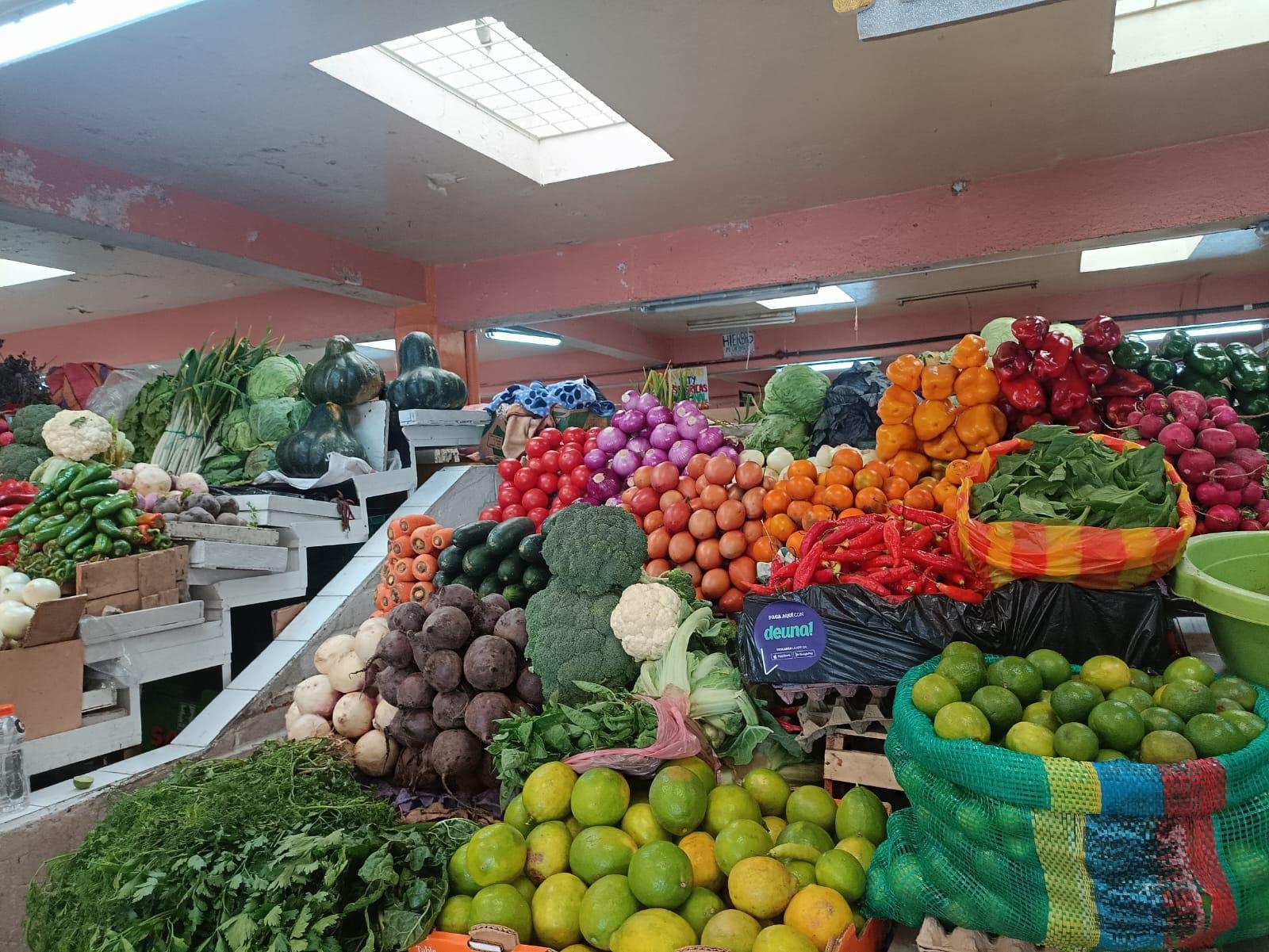 Un puesto de verduras en el mercado de Iñaquito, en el norte de la capital. (Ecuavisa)
