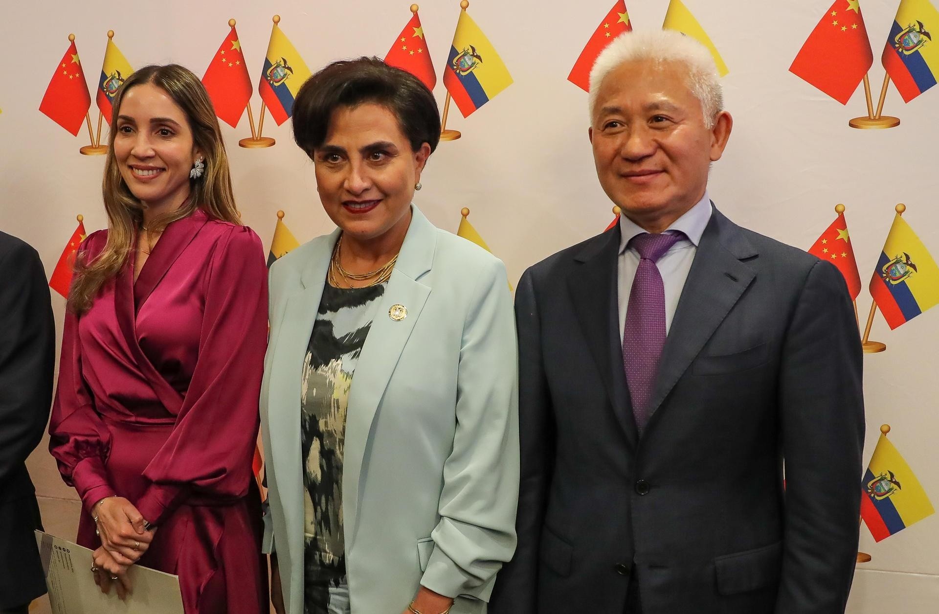 La canciller de Ecuador, Gabriela Sommerfeld (c), posa junto al embajador de China en Ecuador, Chen Gouyou. (EFE)