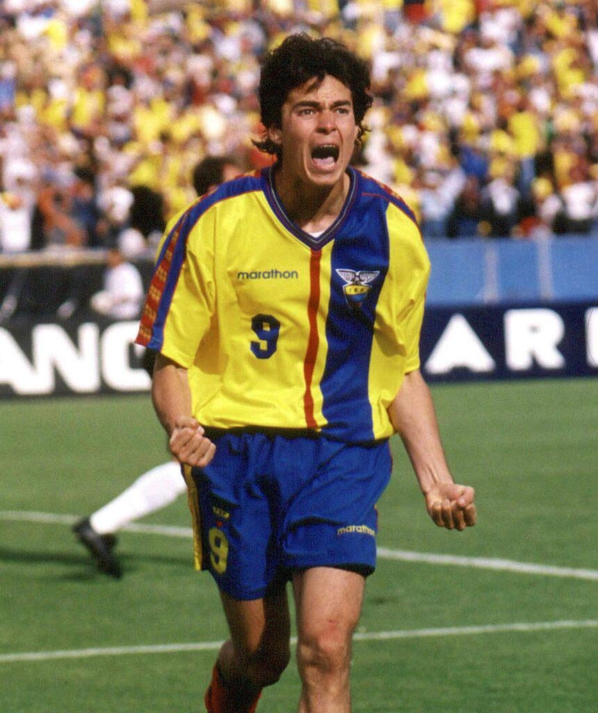 El jugador ecuatoriano Iván Kaviedes festeja el gol hecho por Agustín Delgado contra Brasil en Quito, el 28 de marzo de 2001. (AFP)