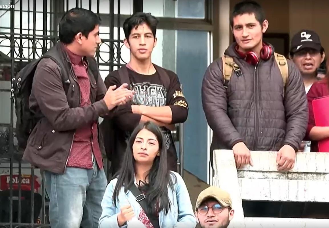 Un grupo de egresados en las afueras de la Facultad de Comunicación Social de la Universidad Central. (Captura de pantalla)