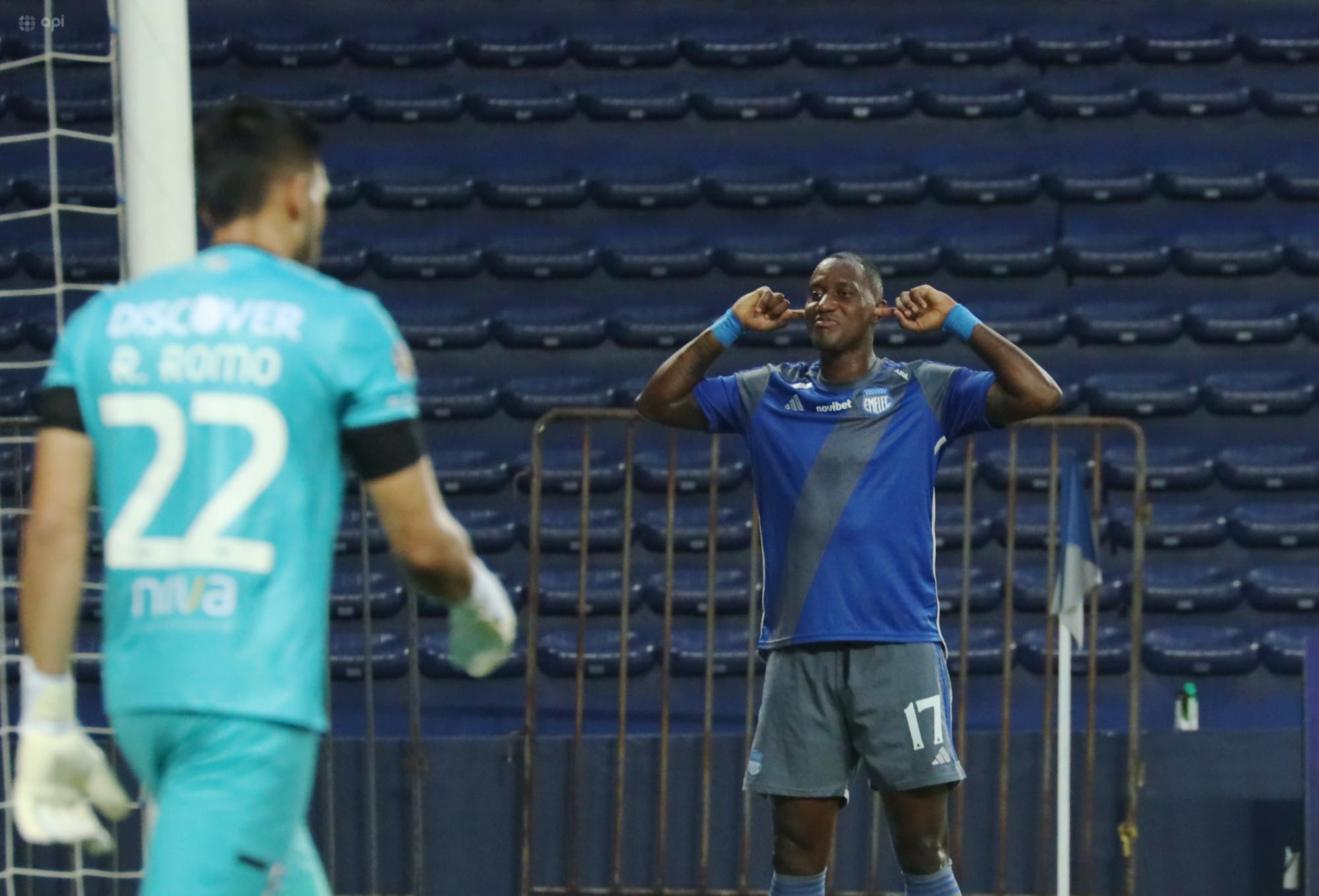 Jaime Ayoví imitó la celebración de Joao Rojas en su gol ante la Universidad Católica. (API)