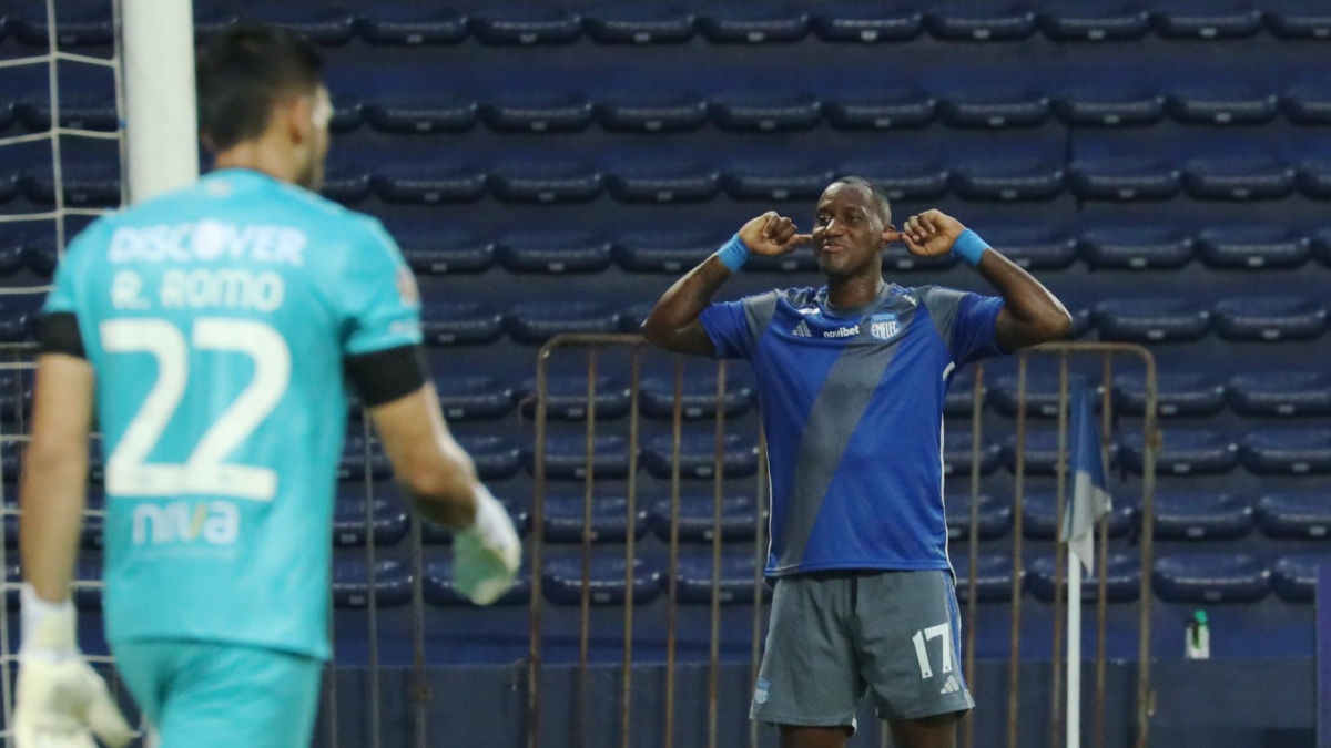 Jaime Ayoví imitó la celebración de Joao Rojas en su gol ante la Universidad Católica. (API)