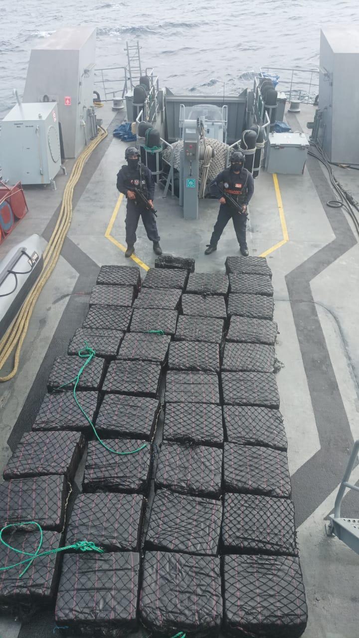 38 bultos con droga fueron incautados (Armada)