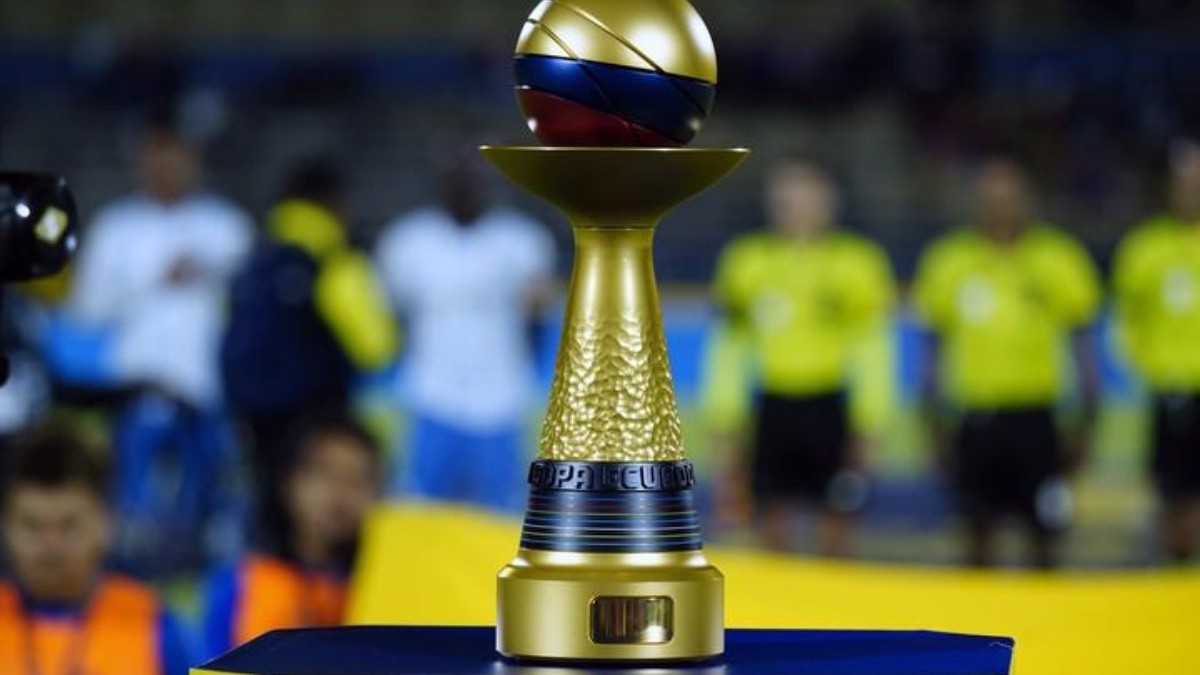 Imagen del trofeo de la Copa Ecuador.