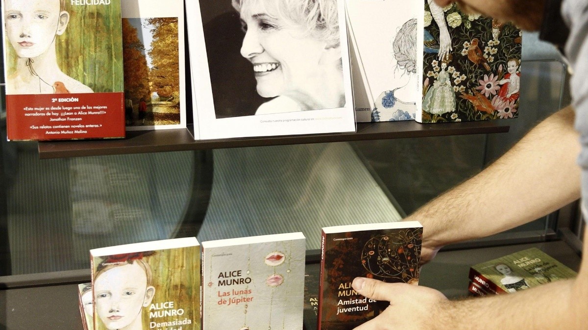 Foto de archivo de libros de la escritora canadiense Alice Munro (EFE)